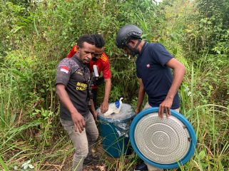 Penggerebekan lokasi produksi miras Kaki Anjing di Mappi terbongkar. Foto: Humas Polda Papua