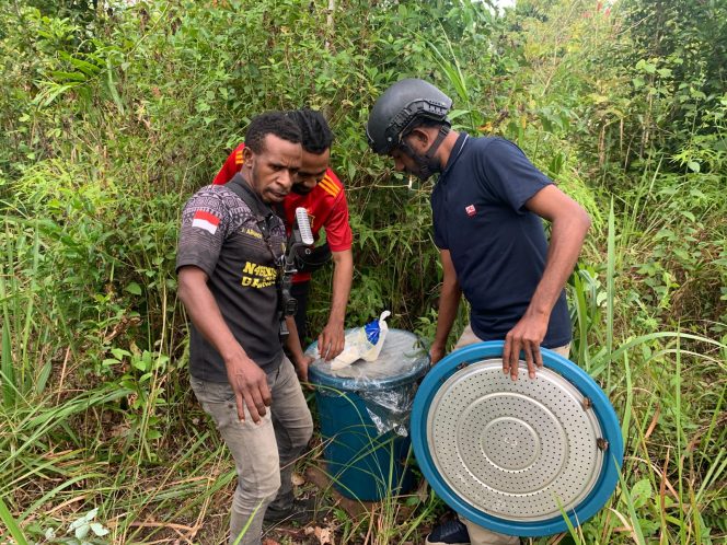 
					Penggerebekan lokasi produksi miras Kaki Anjing di Mappi terbongkar. Foto: Humas Polda Papua