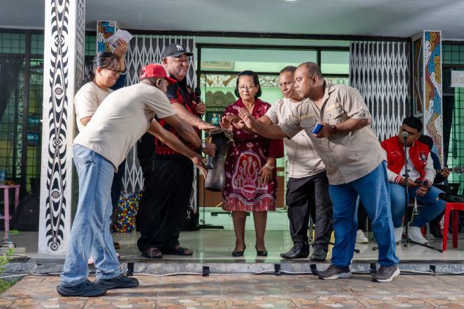 
					Peluncuran film dokumenter “Agus Ohee Sang Maestro Seni dari Tanah Tabi” yang digelar di halaman Universitas Cenderawasih (Uncen), Rabu 29 April 2026. Foto: ist