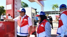 Komisaris PT Pertamina (Persero) Nanik S. Deyang dan Hasan Nasbi melakukan kunjungan kerja ke Papua Barat Daya. Foto: Pertamina