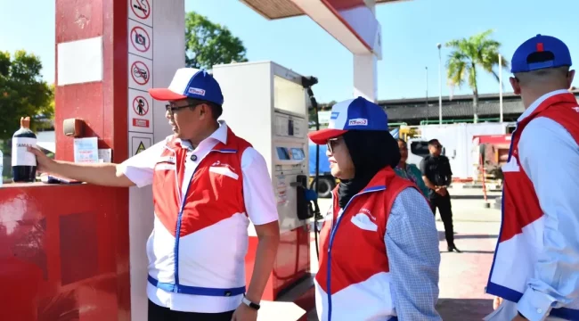 Komisaris PT Pertamina (Persero) Nanik S. Deyang dan Hasan Nasbi melakukan kunjungan kerja ke Papua Barat Daya. Foto: Pertamina