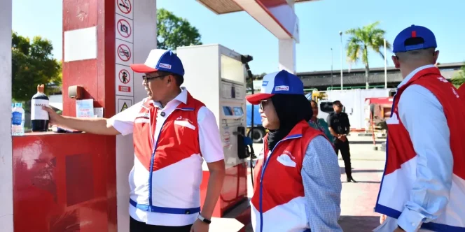 
					Komisaris PT Pertamina (Persero) Nanik S. Deyang dan Hasan Nasbi melakukan kunjungan kerja ke Papua Barat Daya. Foto: Pertamina