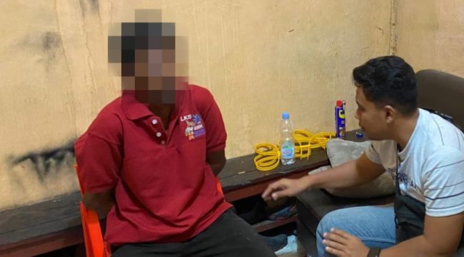 MNS (kaos merah) terduga pencabulan di Keerom. Foto: Polres Keerom.