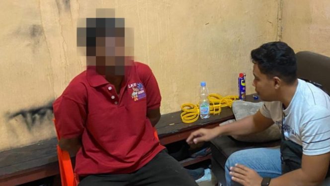 
					MNS (kaos merah) terduga pencabulan di Keerom. Foto: Polres Keerom.