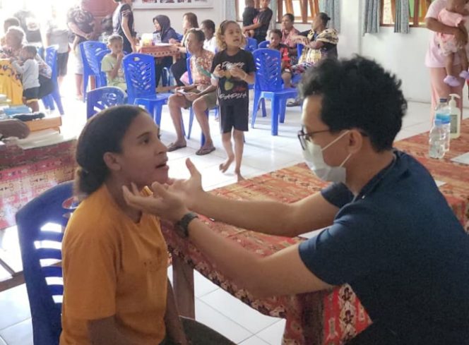 
					Pengobatan Gratis di tengah warga Kampung Holtekamp. Foto: PLN IP UBP Holtekamp 