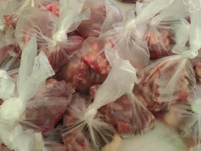 
					Daging kurban yang ditempatkan pada plastik. Foto: Net