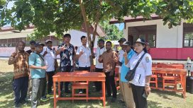 Pemberian meja dan kursi bantuan swadaya Distrik Raimbawi. Foto: Ainun Faathirjal/Kabarpapua.co