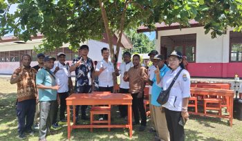 Pemberian meja dan kursi bantuan swadaya Distrik Raimbawi. Foto: Ainun Faathirjal/Kabarpapua.co