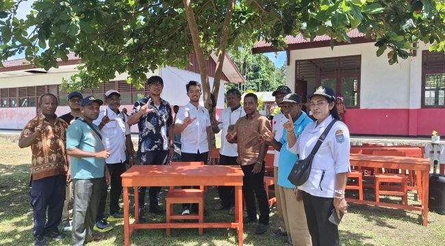 Pemberian meja dan kursi bantuan swadaya Distrik Raimbawi. Foto: Ainun Faathirjal/Kabarpapua.co