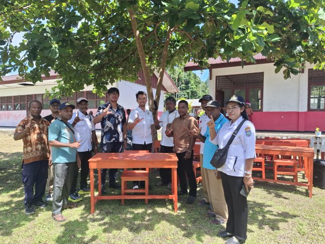 
					Pemberian meja dan kursi bantuan swadaya Distrik Raimbawi. Foto: Ainun Faathirjal/Kabarpapua.co
