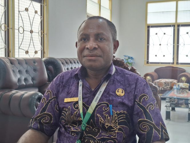 
					Pelaksana Tugas (Plt) Direktur RSUD Serui, Erends Ampasoi. Foto: Ainun Faathirjal/KabarPapua.co
