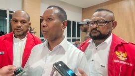 Gubernur Papua Selatan, Apolo Safanpo (tengah) saat diwawancara wartawan di Kota Jayapura. Foto: Katharina/Kabarpapua.co