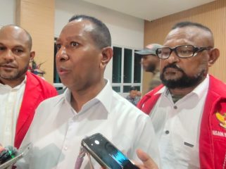 Gubernur Papua Selatan, Apolo Safanpo (tengah) saat diwawancara wartawan di Kota Jayapura. Foto: Katharina/Kabarpapua.co