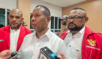 Gubernur Papua Selatan, Apolo Safanpo (tengah) saat diwawancara wartawan di Kota Jayapura. Foto: Katharina/Kabarpapua.co