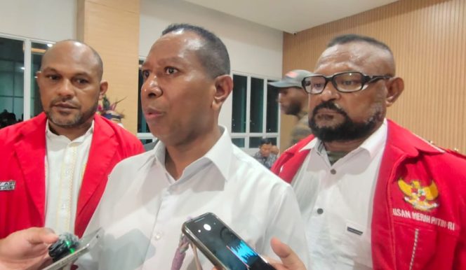 
					Gubernur Papua Selatan, Apolo Safanpo (tengah) saat diwawancara wartawan di Kota Jayapura. Foto: Katharina/Kabarpapua.co