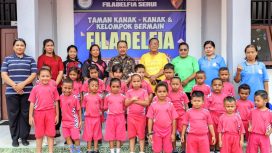 Anggota DPRK Kepulauan Yapen, Markus Marjunata, berfoto bersama siswa-siswi, guru, dan pengurus TK Filadelfia Serui usai menyerahkan bantuan. (KabarPapua.co/Ainun Faathirjal)
