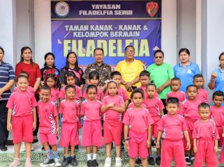 Anggota DPRK Kepulauan Yapen, Markus Marjunata, berfoto bersama siswa-siswi, guru, dan pengurus TK Filadelfia Serui usai menyerahkan bantuan. (KabarPapua.co/Ainun Faathirjal)
