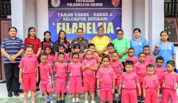 Anggota DPRK Kepulauan Yapen, Markus Marjunata, berfoto bersama siswa-siswi, guru, dan pengurus TK Filadelfia Serui usai menyerahkan bantuan. (KabarPapua.co/Ainun Faathirjal)
