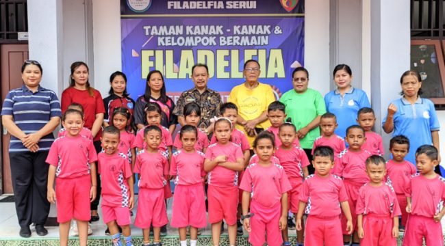 Anggota DPRK Kepulauan Yapen, Markus Marjunata, berfoto bersama siswa-siswi, guru, dan pengurus TK Filadelfia Serui usai menyerahkan bantuan. (KabarPapua.co/Ainun Faathirjal)
