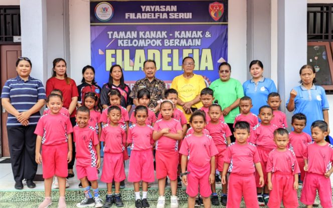 
					Anggota DPRK Kepulauan Yapen, Markus Marjunata, berfoto bersama siswa-siswi, guru, dan pengurus TK Filadelfia Serui usai menyerahkan bantuan. (KabarPapua.co/Ainun Faathirjal)
