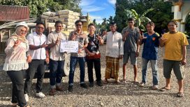 Foto bersama usai penyerahan bantuan Program TJSL dari PT PELNI Cabang Serui ke pengurus Masjid Al Ikhlas Anatourei. (Foto dok: PT Pelni Cabang Serui)