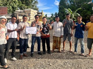 Foto bersama usai penyerahan bantuan Program TJSL dari PT PELNI Cabang Serui ke pengurus Masjid Al Ikhlas Anatourei. (Foto dok: PT Pelni Cabang Serui)