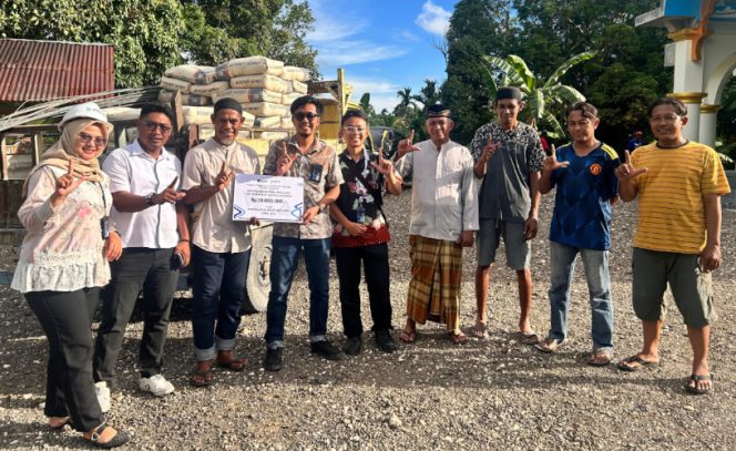 
					Foto bersama usai penyerahan bantuan Program TJSL dari PT PELNI Cabang Serui ke pengurus Masjid Al Ikhlas Anatourei. (Foto dok: PT Pelni Cabang Serui)