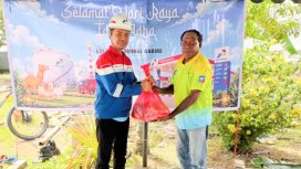 Saat pembagian daging kurban pada Hari Raya Iduladha di tahun 2026 kepada warga yang dilaksanakan oleh PT Pertamina Patra Niaga Fuel Terminal Nabire. (Foto dok: Pertamina Patra Niaga Regional Papua Maluku) 