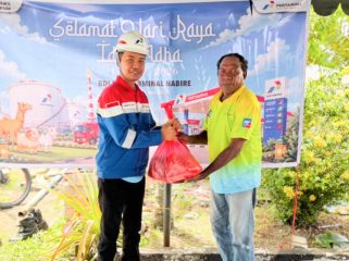 Saat pembagian daging kurban pada Hari Raya Iduladha di tahun 2026 kepada warga yang dilaksanakan oleh PT Pertamina Patra Niaga Fuel Terminal Nabire. (Foto dok: Pertamina Patra Niaga Regional Papua Maluku) 