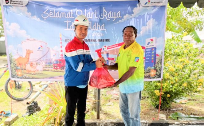 
					Saat pembagian daging kurban pada Hari Raya Iduladha di tahun 2026 kepada warga yang dilaksanakan oleh PT Pertamina Patra Niaga Fuel Terminal Nabire. (Foto dok: Pertamina Patra Niaga Regional Papua Maluku) 