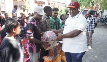 Bupati Jayawijaya Atenius Murip saat memberikan bantuan beras dan bapok kepada perwakilan mahasiswa. (Foto dok: Media Pemkab Jayawijaya)