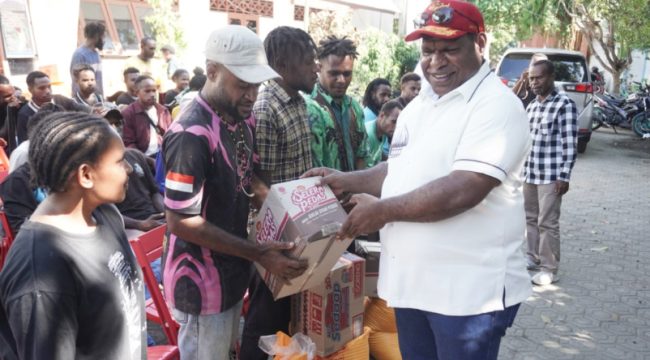 Bupati Jayawijaya Atenius Murip saat memberikan bantuan beras dan bapok kepada perwakilan mahasiswa. (Foto dok: Media Pemkab Jayawijaya)