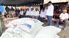 Bupati Jayawijaya Atenius Murip bersama rombongan Tim Satgas Konfik Sosial serahkan bantuan kepada korban duka dan para pengungsi di Pugima dan Husewa. (KabarPapua.co/Agris Wistrijaya)