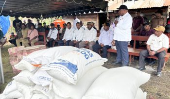 Bupati Jayawijaya Atenius Murip bersama rombongan Tim Satgas Konfik Sosial serahkan bantuan kepada korban duka dan para pengungsi di Pugima dan Husewa. (KabarPapua.co/Agris Wistrijaya)