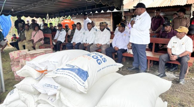 Bupati Jayawijaya Atenius Murip bersama rombongan Tim Satgas Konfik Sosial serahkan bantuan kepada korban duka dan para pengungsi di Pugima dan Husewa. (KabarPapua.co/Agris Wistrijaya)