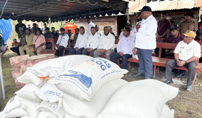 
					Bupati Jayawijaya Atenius Murip bersama rombongan Tim Satgas Konfik Sosial serahkan bantuan kepada korban duka dan para pengungsi di Pugima dan Husewa. (KabarPapua.co/Agris Wistrijaya)