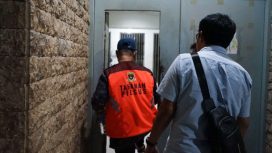 Tim Tangkap Buron (Tabur) Kejaksaan Negeri Jayapura berhasil mengamankan terpidana tindak pidana korupsi berinisial H (baju warna orange). (Foto dok: Kejari Jayapura)