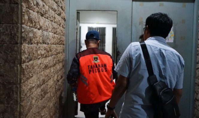
					Tim Tangkap Buron (Tabur) Kejaksaan Negeri Jayapura berhasil mengamankan terpidana tindak pidana korupsi berinisial H (baju warna orange). (Foto dok: Kejari Jayapura)