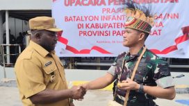 Danyonif TP 864/NN, Letkol Inf. Sonjaya Ardi Putra saat bersalaman dengan Wakil Bupati Kaimana, Isak Waryensi ketika pertama kali tiba di dermaga Pelabuhan Laut Kaimana, 06 Desember 2025. (KabarPapua.co/Yosias Wambrauw)