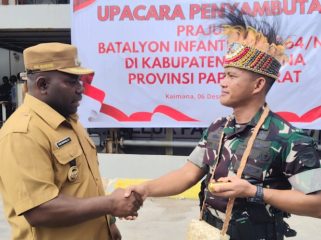 Danyonif TP 864/NN, Letkol Inf. Sonjaya Ardi Putra saat bersalaman dengan Wakil Bupati Kaimana, Isak Waryensi ketika pertama kali tiba di dermaga Pelabuhan Laut Kaimana, 06 Desember 2025. (KabarPapua.co/Yosias Wambrauw)