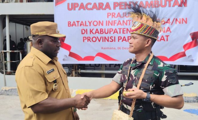 
					Danyonif TP 864/NN, Letkol Inf. Sonjaya Ardi Putra saat bersalaman dengan Wakil Bupati Kaimana, Isak Waryensi ketika pertama kali tiba di dermaga Pelabuhan Laut Kaimana, 06 Desember 2025. (KabarPapua.co/Yosias Wambrauw)