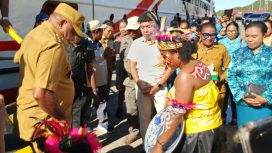 Gubernur Papua, Matius Fakhiri saat tiba di Serui, ibu kota Kabupaten Kepulauan Yapen. Foto: Ainun Faathirjal/KabarPapua.co