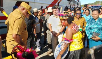 Gubernur Papua, Matius Fakhiri saat tiba di Serui, ibu kota Kabupaten Kepulauan Yapen. Foto: Ainun Faathirjal/KabarPapua.co