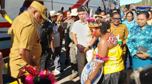 Gubernur Papua, Matius Fakhiri saat tiba di Serui, ibu kota Kabupaten Kepulauan Yapen. Foto: Ainun Faathirjal/KabarPapua.co