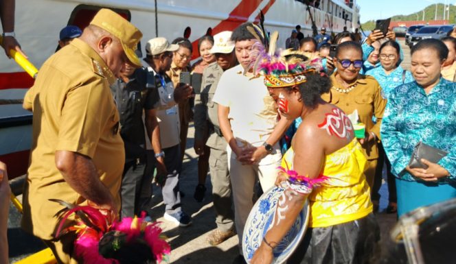 
					Gubernur Papua, Matius Fakhiri saat tiba di Serui, ibu kota Kabupaten Kepulauan Yapen. Foto: Ainun Faathirjal/KabarPapua.co