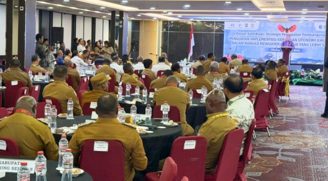 Bupati Jayawijaya Atenius Murip saat mengikuti Forum Koordinasi Strategis Percepatan Pembangunan Papua yang digelar di Timika. (Foto dok: Media Pemkab Jayawijaya)
