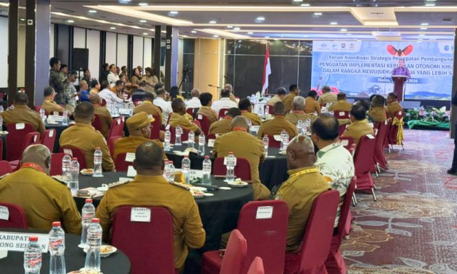 
					Bupati Jayawijaya Atenius Murip saat mengikuti Forum Koordinasi Strategis Percepatan Pembangunan Papua yang digelar di Timika. (Foto dok: Media Pemkab Jayawijaya)
