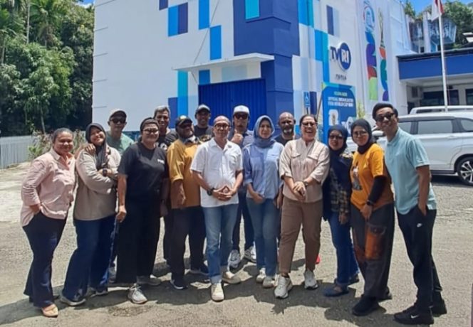 
					Sejumlah Pimred di Kota Jayapura Papua usai berdiskusi bersama di Kantor TVRI Papua. Foto: ist