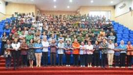 Rektor UNCEN (delapan dari kiri) Oscar Oswald O. Wambrauw berfoto bersama narasumber eksekutif PTFI, dan seluruh mahasiswa lintas fakultas UNCEN dalam momentum kick-off Program Eksekutif Mengajar sebagai wujud nyata sinergi pendidikan untuk Papua. (Foto dok PTFI)