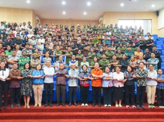 Rektor UNCEN (delapan dari kiri) Oscar Oswald O. Wambrauw berfoto bersama narasumber eksekutif PTFI, dan seluruh mahasiswa lintas fakultas UNCEN dalam momentum kick-off Program Eksekutif Mengajar sebagai wujud nyata sinergi pendidikan untuk Papua. (Foto dok PTFI)